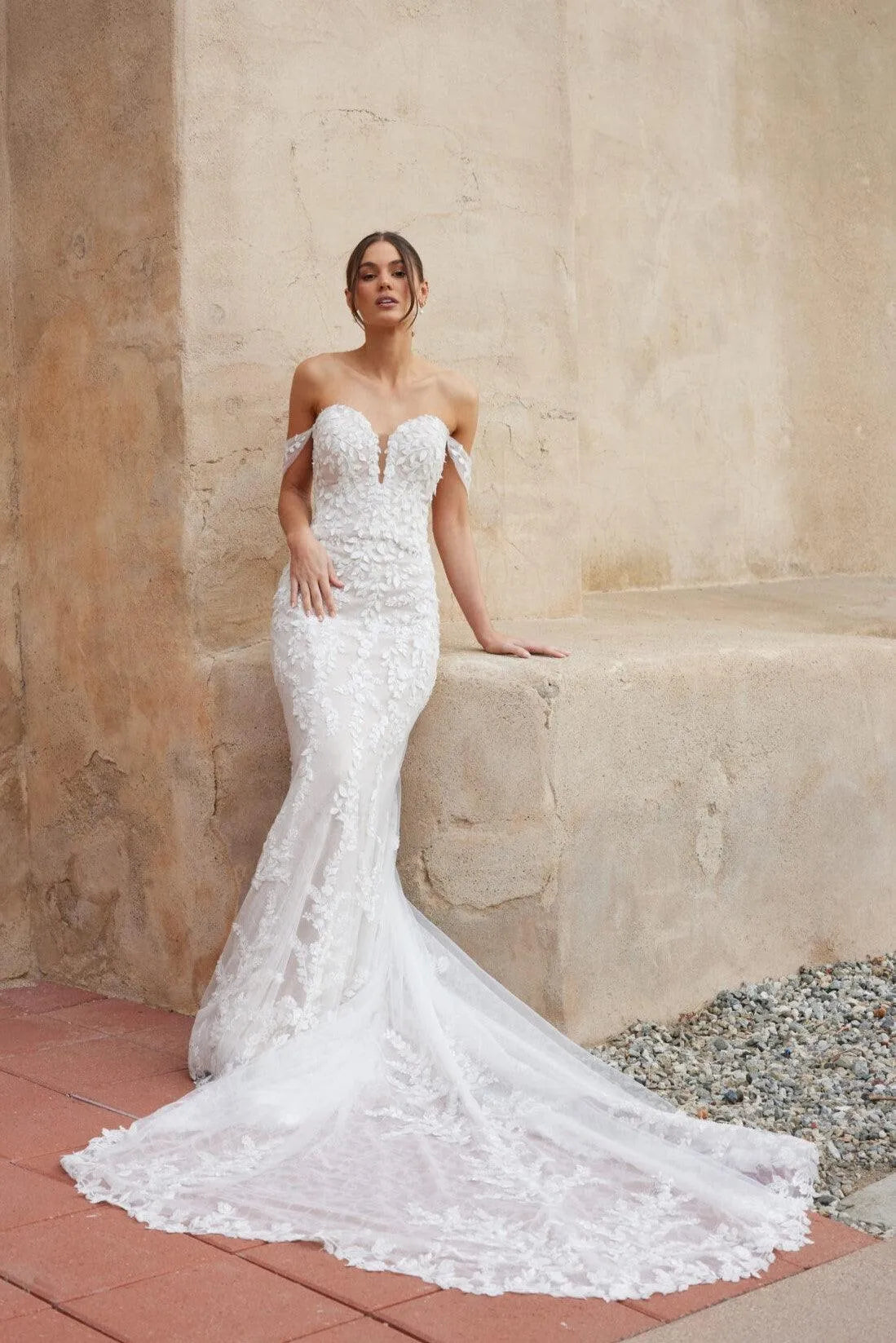 Sunny Size 22 – White Lily Couture - Main Image