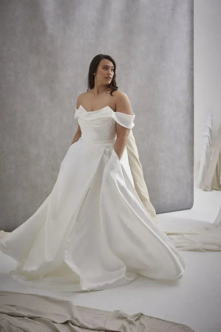 Le Belle - White Lily Couture