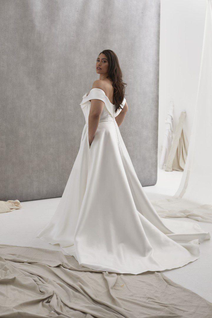 Le Belle - White Lily Couture